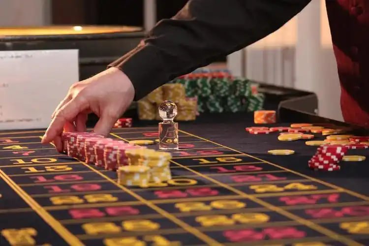 আঠারো প্লাস গাইডের নিয়ন সতর্কতা দৃশ্য